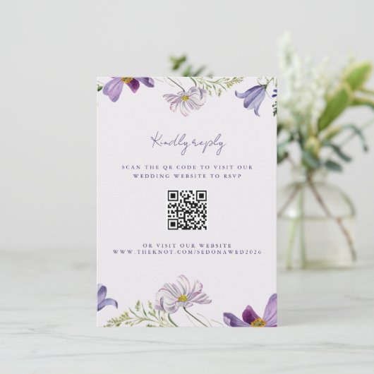 Tuin Wildbloem Paarse Bruiloft QR Code RSVP Informatiekaartje (Staand voorkant)