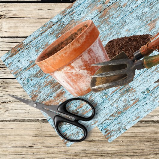 Tuingereedschap en verweerde plank tissuepapier