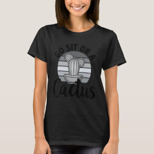 Tuinieren 4\Ga zitten op een cactus plant potten C T-shirt
