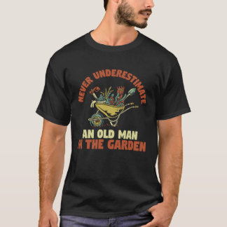 Tuinieren 4\Tuinierder  Een Oude Man In De Tuin Pl T-shirt