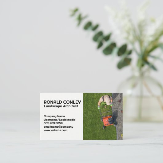 tuinman die het gazon afsnijdt visitekaartje (Staand voorkant)