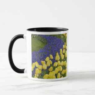 Tuinpatroon van druifhyacint bloemen en mok