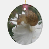 Tuinslak en witte anjer Aangepaste verjaardag Keramisch Ornament (Links)