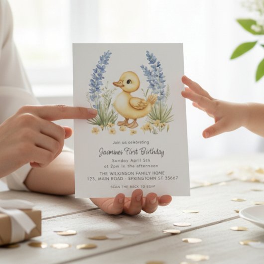 Tuintje met cute eendje eerste verjaardag QR-code Kaart