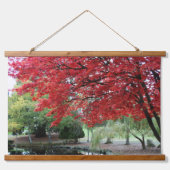 Tuinvijver herfst gekleurde esdoornbladeren hangend wandkleed (Voorkant)