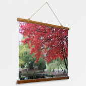 Tuinvijver herfst gekleurde esdoornbladeren hangend wandkleed (Gebogen)