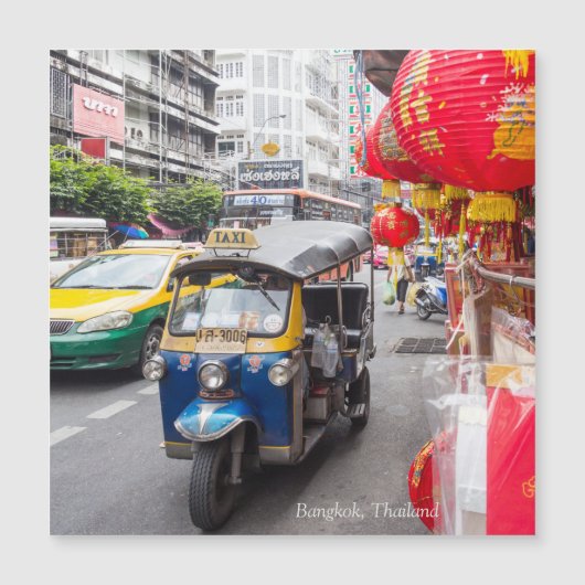 Tuk Tuk op Yaowarat Road in Chinatown (Voorkant)