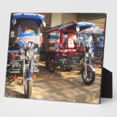 Tuk Tuk Showroom ... Udon Thani, Isaan, Thailand Fotoplaat (Zijkant)
