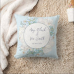 Tulip Blue Floral Wedding Kussen<br><div class="desc">Dit ontwerp is voorzien van een prachtige illustratie van tulpen in volledige bloei, omgeven door een delicaat groen en een zachte blauwe achtergrond. Of je nu een lenteverbruiloft plant, een tuinbruiloft, of gewoon van de schoonheid van tulpen houdt, dit ontwerp is zeker om je gasten te verheugen en te imponeren....</div>