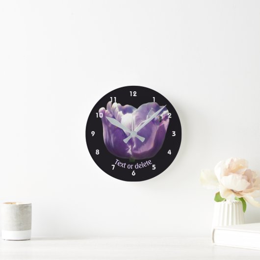 Tulip Flower With Bee Personalized Ronde Klok (Huis)
