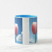 Tulp bloemen in blauwe lucht mok (Midden)