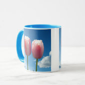 Tulp bloemen in blauwe lucht mok (Voorkant links)