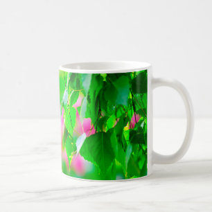 Tulp bloemen op berkblad afbeeldingen zijn aanpasb koffiemok