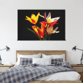 Tulpbloemen tegen zwarte achtergrond canvas afdruk (Insitu (Slaapkamer))