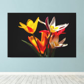 Tulpbloemen tegen zwarte achtergrond canvas afdruk (Insitu (Houten vloer))