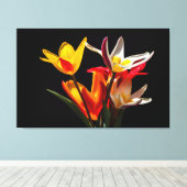 Tulpbloemen tegen zwarte achtergrond canvas afdruk (Insitu (Houten vloer))
