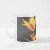 Tulpbloemen tegen zwarte achtergrond matglas koffiemok (Links)