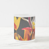 Tulpbloemen tegen zwarte achtergrond matglas koffiemok (Center)