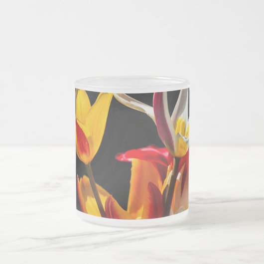 Tulpbloemen tegen zwarte achtergrond matglas koffiemok (Center)