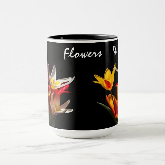 Tulpbloemen tegen zwarte achtergrond mok (Midden)