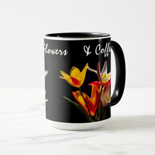 Tulpbloemen tegen zwarte achtergrond mok (Voorkant rechts)