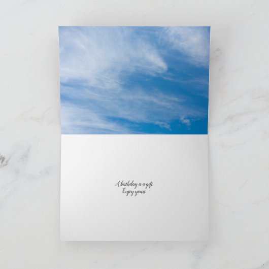 Tulpen en madeliefjes in gras verjaardag kaart (Binnen)