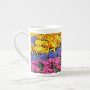 Tulpen en muscari-bloemen porselein kop