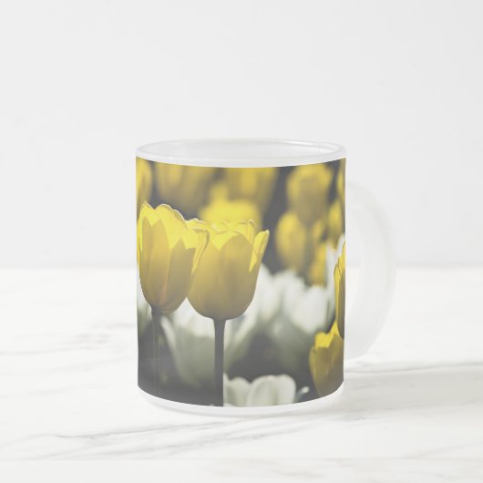 Tulpen geel en wit matglas koffiemok (Voorkant rechts)