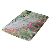 Tulpen langs witte piket hek badmat (Gekanteld)