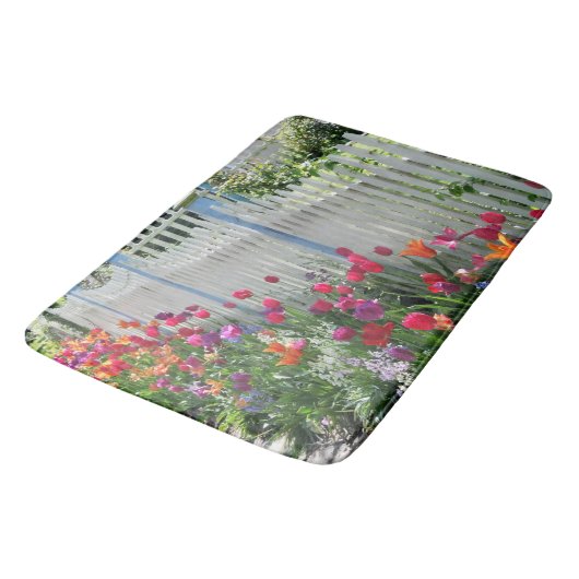 Tulpen langs witte piket hek badmat (Gekanteld)