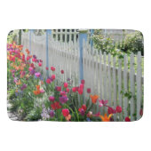 Tulpen langs witte piket hek badmat (Voorkant)