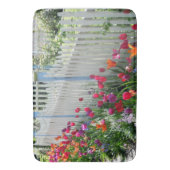 Tulpen langs witte piket hek badmat (Voorkant Verticaal)