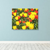 Tulpen voor rood en geel canvas afdruk (Insitu (Houten vloer))
