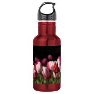 Tulpen voor rood en wit en roze waterfles