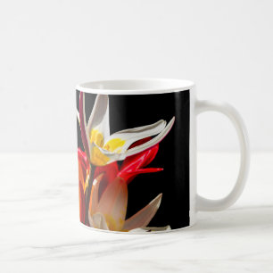 Tulpenbloemen tegen zwarte achtergrond koffiemok