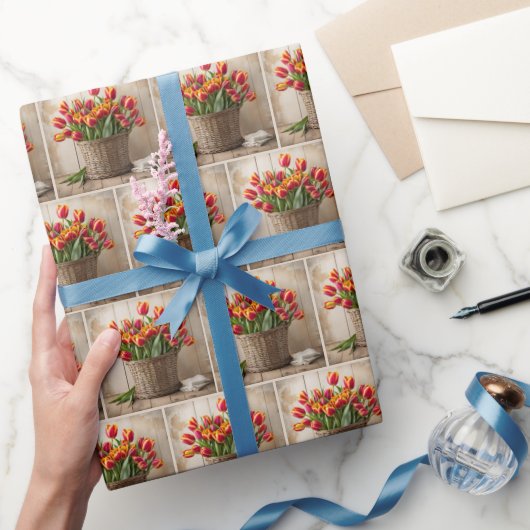 Tulpenbos in mand cadeaupapier (Geschenken)