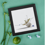 tumor in de glioblastoma die kankerbestrijdend pat cadeaudoosje<br><div class="desc">Geheugenbox met een visueel gedicht tegen kanker genaamd "Hectic Glia",  oorspronkelijk gepubliceerd in Volume I van de Diamond Dust Poems From the Black Zee photobook series. Het is een gedicht over een kind dat met glioblastoom wordt geconfronteerd en dat een zeer agressief type hersenkanker is.</div>