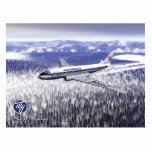 Tupolev (Т у о л в) Tu-104 over Siberië Fotobeeldje Magneet<br><div class="desc">Een digitaal schilderij van een Aeroflot Tupolev (Т у о е в) Tu-104-jet voor passagiers tijdens de vlucht over een broos, bosachtig, winterlandschap. De Tupolev-ontwerpbureau logo verschijnt linksonder. De Tu-104 (de NAVO heeft het rapporteringswoord CAMEL aan dit vliegtuig toegekend) was de tweede straalvliegtuig die in dienst werd genomen, de British...</div>