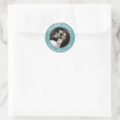 Turfblauw bloemmotief met aangepaste tekst ronde sticker (Tas)