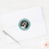 Turfblauw bloemmotief met aangepaste tekst ronde sticker (Envelop)