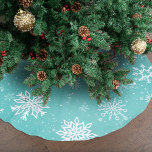 Turfblauw Sneeuwvlokken Patroon Zachte Winter Vors Kerstboom Rok<br><div class="desc">Een zachte, licht turkooizen blauwe achtergrond met verspreide witte sneeuwvlokken creëert een zachte en luchtige winterdesign. Dit patroon brengt een frisse, vorstige sfeer. Een delicate interpretatie van een klassiek besneeuwd thema.</div>
