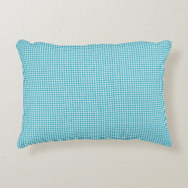 Turfblauwe gingham kussen weergegeven op een neutr