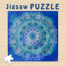 Turfroze gedetailleerde Mandala op diepe blauwe ac