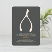 Turkey Wishbone Modern Friendsgiving Invitation Kaart (Staand voorkant)