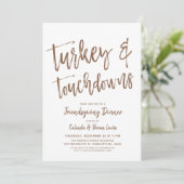 Turkije en touchdowns | Friendsgiving Party Brown Kaart (Staand voorkant)