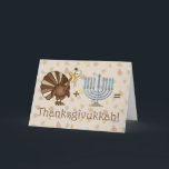 Turkije, Menorah, Humoureuze Thanksgivukkah Greeti Feestdagen Kaart<br><div class="desc">Viel dit eens in een levengebeurtenis wanneer Thanksgiving en Hanukkah samenkomen voor een geweldige vakantie. Het ontwerp is voorzien van een humoristische turkije en blauwe menorah op de herfstpagina's achtergrond en Thanksgivukkah tekst met Star of David accents. (gemaakt met een of ander origineel kunstwerk ©prachtige doedels)</div>