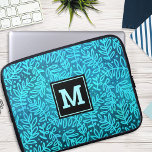 Turkoois bladpatroon monogram vet typografie laptop sleeve<br><div class="desc">Een turquoise en blauw ombre blad damast patroon op een rijke, diepe turquoise gestructureerde achtergrond siert deze moderne, trendy en girly monogramed neopreen laptop mouw. Pas dit elegante sleeve aan met uw monogram initiaal. Maakt een chique en stijlvolle statement elke keer dat je het gebruikt. Deze laptophoes is verkrijgbaar in...</div>