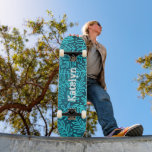 Turkoois blauw koel blad patroon aangepaste naam v persoonlijk skateboard<br><div class="desc">Verspreid wat flair op je straten met dit gepersonaliseerde, aangepaste skateboard. Moderne, trendy, witte, onderdrukte, strakke typografie bedekt een turkooisblauw blauw bladbladervochtpatroon op een rijke, diepe blauwgroen achtergrond. Maakt een coole en stijlvolle verklaring telkens als je de beweging surf. Een groot cadeau voor iemand speciaal, inclusief jezelf. Typ alleen de...</div>