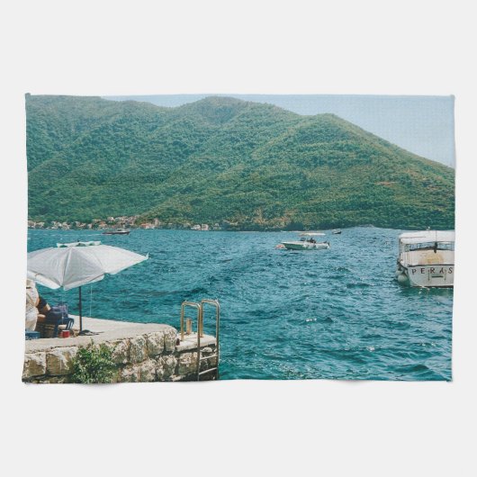 Turkooise wateren van Perast - Montenegro Theedoek (Horizontaal)