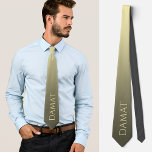 Turks bruiloft elegante stropdas damat bruidegom<br><div class="desc">Verhoog je trouwlook met een Unique Custom Stropdas voor Turkse mannen Op zoek naar een leuke en toch verfijnde manier om je trouwoutfit compleet te maken of een humoristische touch aan je verloving of trouwfoto's toe te voegen? Bekijk ons prachtige aangepaste stropdas, met het woord "damat" in een zachte beige-gele...</div>